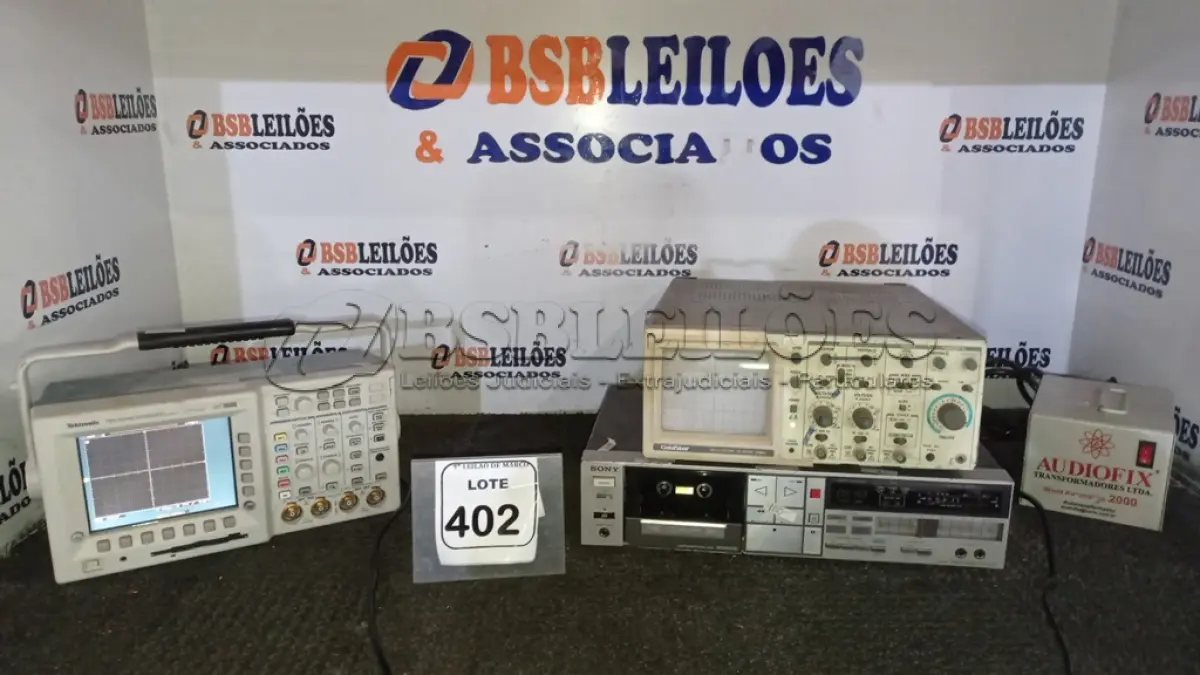 LOTE 402 - 01 TAPE DECK MARCA SONY E 01 OSCILOSCÓPIO DIGITAL MARCA TEKTRONIX, 01  OSCILOSCÓPIO  ANALOGICO 01 TRANSFORMADOR E . (NO ESTADO) ATENÇÃO! FAZER A VISITAÇÃO ANTES DE ARREMATAR, NÃO SABEMOS SE FUNCIONA, LEILÃO NÃO TEM GARANTIA E NEM DEVOLUÇÃO, SUJEITO A POSSÍVEIS AVARIAS VISÍVEIS/OCULTAS E/OU AUSÊNCIA DE COMPONENTES.