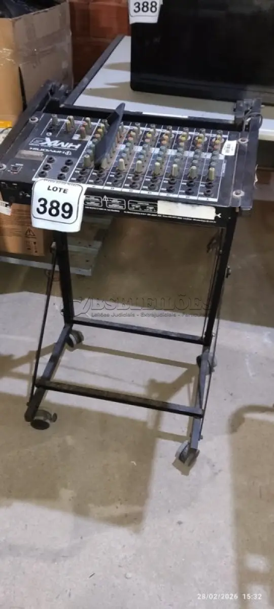 LOTE 389 - 01 MESA DE SOM DE 08 MODELO HMX MARCA HAYONIK. (NO ESTADO) ATENÇÃO! FAZER A VISITAÇÃO ANTES DE ARREMATAR, NÃO SABEMOS SE FUNCIONA, LEILÃO NÃO TEM GARANTIA E NEM DEVOLUÇÃO, SUJEITO A POSSÍVEIS AVARIAS VISÍVEIS/OCULTAS E/OU AUSÊNCIA DE COMPONENTES.