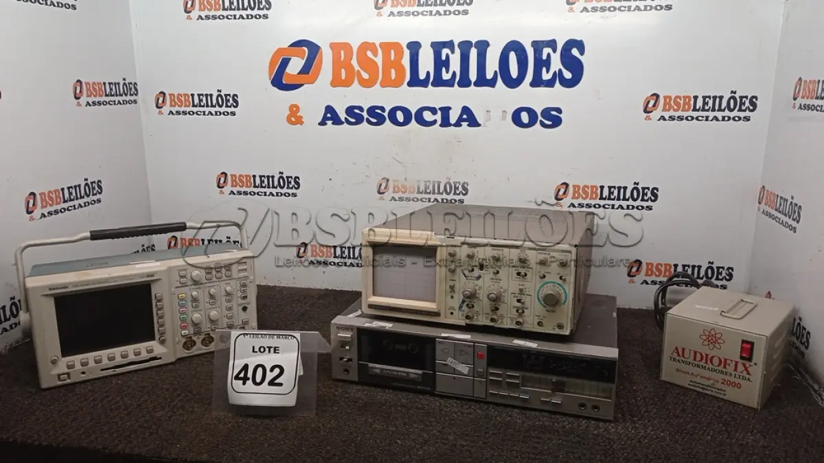 LOTE 402 - 01 TAPE DECK MARCA SONY E 01 OSCILOSCÓPIO DIGITAL MARCA TEKTRONIX, 01  OSCILOSCÓPIO  ANALOGICO 01 TRANSFORMADOR E . (NO ESTADO) ATENÇÃO! FAZER A VISITAÇÃO ANTES DE ARREMATAR, NÃO SABEMOS SE FUNCIONA, LEILÃO NÃO TEM GARANTIA E NEM DEVOLUÇÃO, SUJEITO A POSSÍVEIS AVARIAS VISÍVEIS/OCULTAS E/OU AUSÊNCIA DE COMPONENTES.