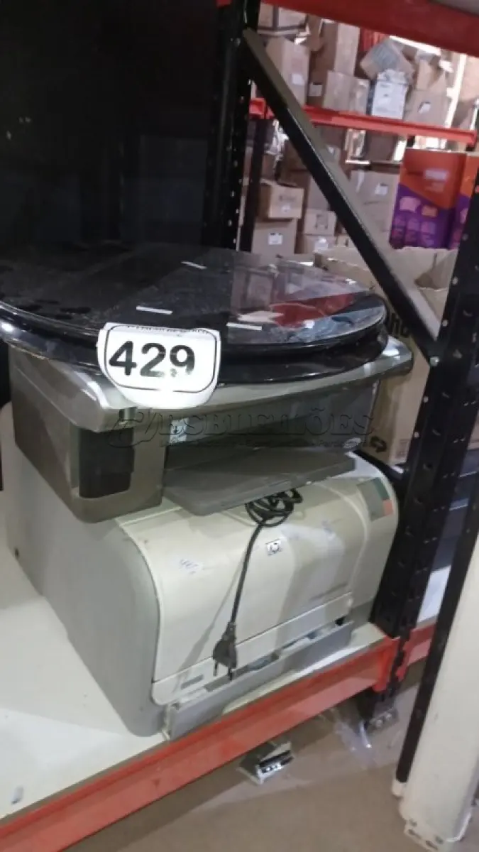 LOTE 429 - 02 IMPRESSORAS MARCA HP E EPSON E 02 TAMPOS DE MESAS PEQUENAS EM MADEIRA. (NO ESTADO) ATENÇÃO! FAZER A VISITAÇÃO ANTES DE ARREMATAR, NÃO SABEMOS SE FUNCIONA, LEILÃO NÃO TEM GARANTIA E NEM DEVOLUÇÃO, SUJEITO A POSSÍVEIS AVARIAS VISÍVEIS/OCULTAS E/OU AUSÊNCIA DE COMPONENTES.