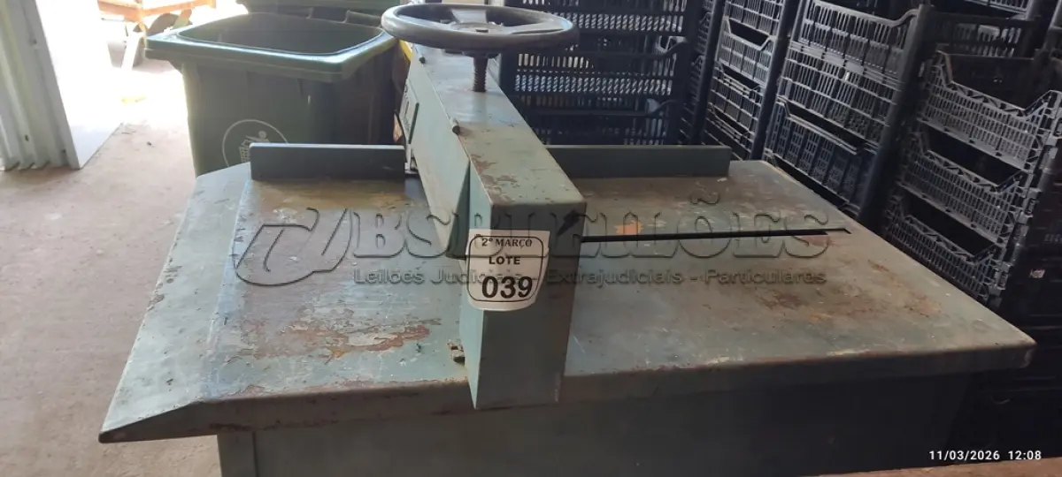 LOTE 039 - 01 GUILHOTINA INDUSTRIAL MANUAL MARCA VM NEVES. (NO ESTADO) ATENÇÃO! FAZER A VISITAÇÃO ANTES DE ARREMATAR, NÃO SABEMOS SE FUNCIONA, LEILÃO NÃO TEM GARANTIA E NEM DEVOLUÇÃO, SUJEITO A POSSÍVEIS AVARIAS VISÍVEIS/OCULTAS E/OU AUSÊNCIA DE COMPONENTES.