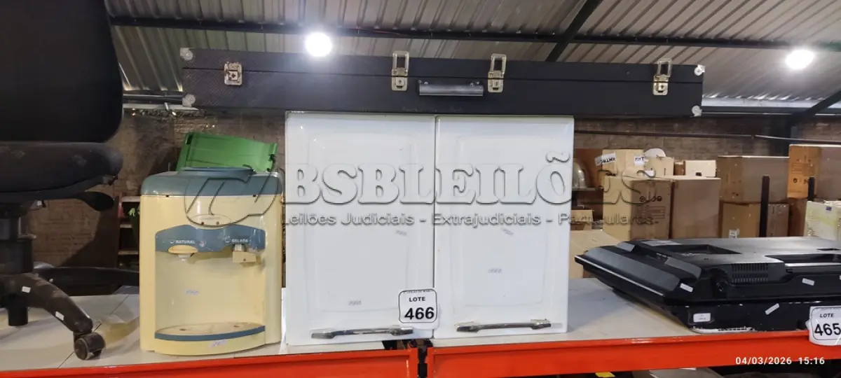LOTE 466 - 01 ARMÁRIOS PEQUENO DE COZINHA 02 PORTAS, 01 CASE NA COR PRETA E 01 BEBEDOURO PARA GARRAFÃO. (NO ESTADO) ATENÇÃO! FAZER A VISITAÇÃO ANTES DE ARREMATAR, NÃO SABEMOS SE FUNCIONA, LEILÃO NÃO TEM GARANTIA E NEM DEVOLUÇÃO, SUJEITO A POSSÍVEIS AVARIAS VISÍVEIS/OCULTAS E/OU AUSÊNCIA DE COMPONENTES.