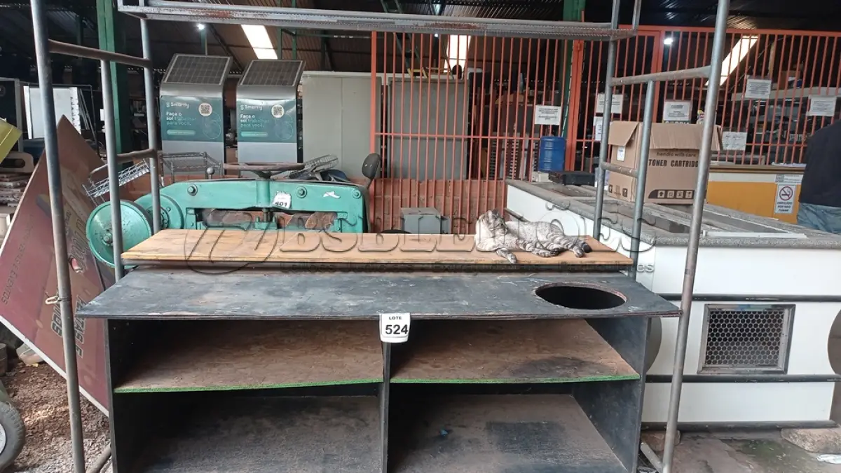 LOTE 524 - 01 BALCÃO DE FERRO TUBULAR E MADEIRA. (NO ESTADO) ATENÇÃO! FAZER A VISITAÇÃO ANTES DE ARREMATAR, NÃO SABEMOS SE FUNCIONA, LEILÃO NÃO TEM GARANTIA E NEM DEVOLUÇÃO, SUJEITO A POSSÍVEIS AVARIAS VISÍVEIS/OCULTAS E/OU AUSÊNCIA DE COMPONENTES.