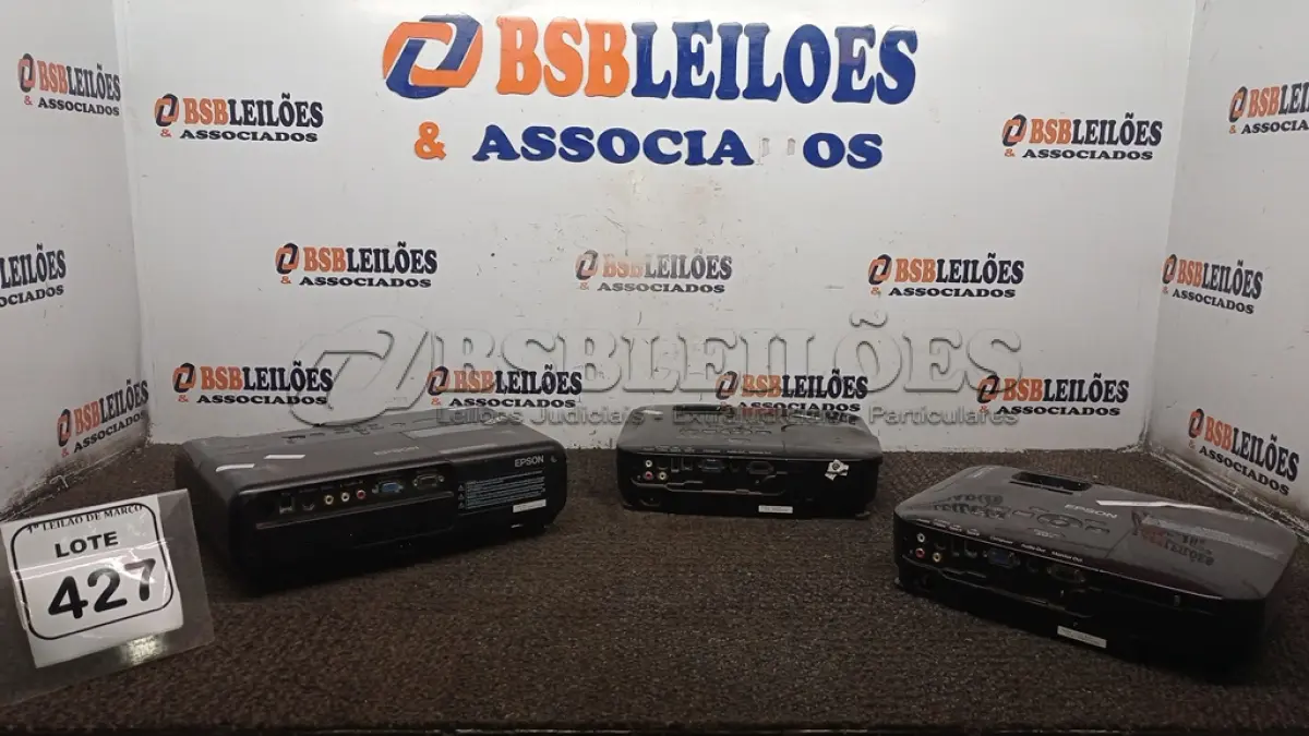 LOTE 427 - 03 PROJETORES MARCA EPSON. (NO ESTADO) ATENÇÃO! FAZER A VISITAÇÃO ANTES DE ARREMATAR, NÃO SABEMOS SE FUNCIONA, LEILÃO NÃO TEM GARANTIA E NEM DEVOLUÇÃO, SUJEITO A POSSÍVEIS AVARIAS VISÍVEIS/OCULTAS E/OU AUSÊNCIA DE COMPONENTES.