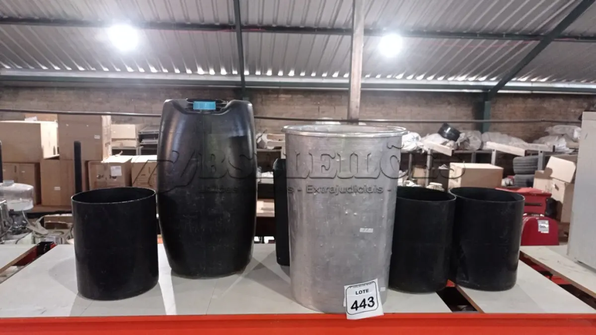 LOTE 443 - 04 LIXEIRAS DE PLÁSTICO, 01 LIXEIRA DE ALUMÍNIO E 01 TAMBOR DE 50L. (NO ESTADO) ATENÇÃO! FAZER A VISITAÇÃO ANTES DE ARREMATAR, NÃO SABEMOS SE FUNCIONA, LEILÃO NÃO TEM GARANTIA E NEM DEVOLUÇÃO, SUJEITO A POSSÍVEIS AVARIAS VISÍVEIS/OCULTAS E/OU AUSÊNCIA DE COMPONENTES.