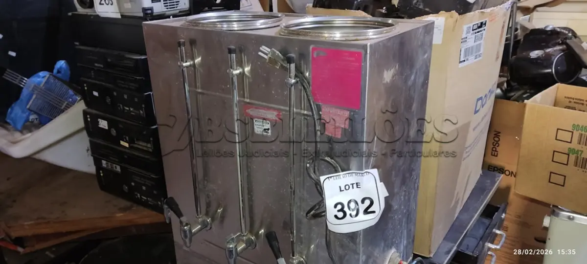 LOTE 392 - 01 CAFETEIRA INDUSTRIAL EM INOX. (NO ESTADO) ATENÇÃO! FAZER A VISITAÇÃO ANTES DE ARREMATAR, NÃO SABEMOS SE FUNCIONA, LEILÃO NÃO TEM GARANTIA E NEM DEVOLUÇÃO, SUJEITO A POSSÍVEIS AVARIAS VISÍVEIS/OCULTAS E/OU AUSÊNCIA DE COMPONENTES.