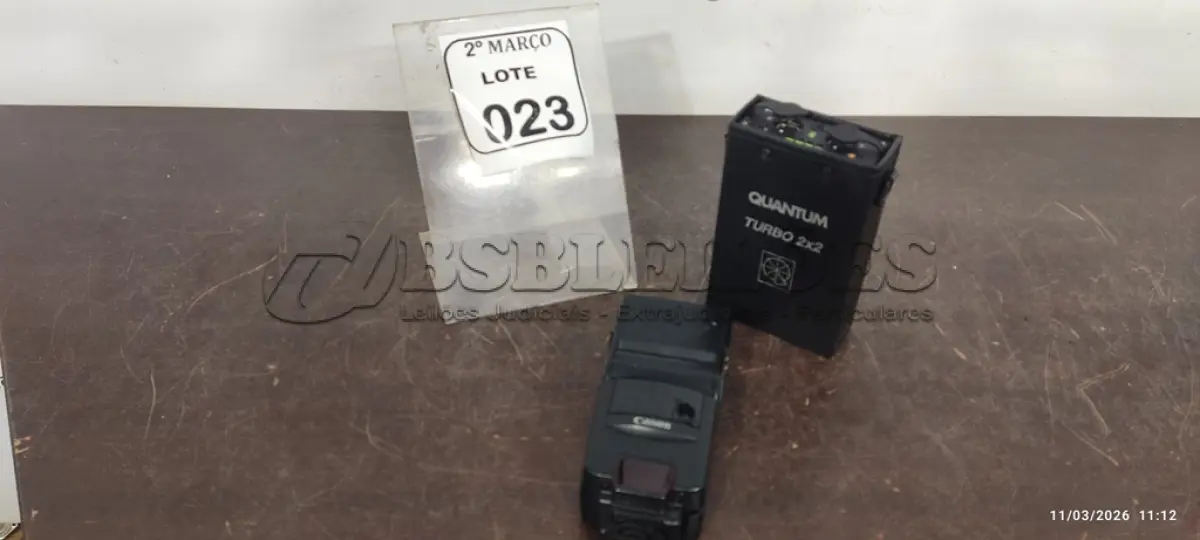 LOTE 023 - 01 FLASH DE CÂMERA MARCA CANON E 01 BATERIA EXTERNA PARA FLASHES DE CÂMERAS MARCA QUANTUM TURBO 2X2. (NO ESTADO) ATENÇÃO! FAZER A VISITAÇÃO ANTES DE ARREMATAR, NÃO SABEMOS SE FUNCIONA, LEILÃO NÃO TEM GARANTIA E NEM DEVOLUÇÃO, SUJEITO A POSSÍVEIS AVARIAS VISÍVEIS/OCULTAS E/OU AUSÊNCIA DE COMPONENTES.