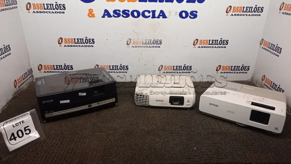 LOTE 405 - 03 PROJETORES MARCA EPSON. (NO ESTADO) ATENÇÃO! FAZER A VISITAÇÃO ANTES DE ARREMATAR, NÃO SABEMOS SE FUNCIONA, LEILÃO NÃO TEM GARANTIA E NEM DEVOLUÇÃO, SUJEITO A POSSÍVEIS AVARIAS VISÍVEIS/OCULTAS E/OU AUSÊNCIA DE COMPONENTES.