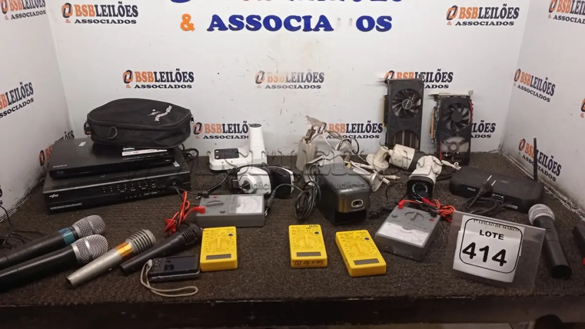 LOTE 414 - 01 CAIXA COM MULTÍMETROS, CÂMERAS DE MONITORAMENTO, APARELHO BLU-RAY, DVR ELETRÔNICOS DIVERSOS. (NO ESTADO) ATENÇÃO! FAZER A VISITAÇÃO ANTES DE ARREMATAR, NÃO SABEMOS SE FUNCIONA, LEILÃO NÃO TEM GARANTIA E NEM DEVOLUÇÃO, SUJEITO A POSSÍVEIS AVARIAS VISÍVEIS/OCULTAS E/OU AUSÊNCIA DE COMPONENTES.