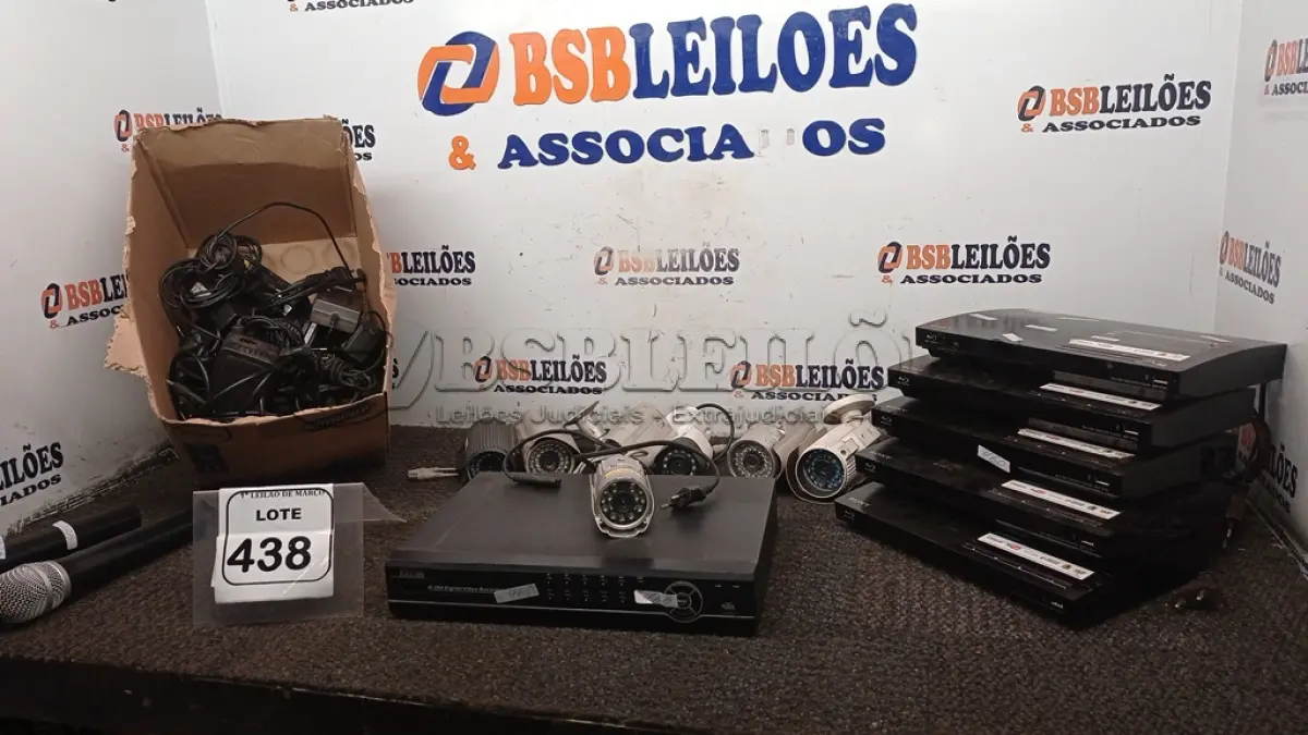 LOTE 438 - 05 APARELHOS BLU-RAY E 01 CAIXA COM VÁRIAS FONTES DE NOTEBOOK, 01 DVR, 02 MICROFONES E VÁRIAS CÂMERAS DE SEGURANÇA DE MARCA E MODELOS DIVERSOS. (NO ESTADO) ATENÇÃO! FAZER A VISITAÇÃO ANTES DE ARREMATAR, NÃO SABEMOS SE FUNCIONA, LEILÃO NÃO TEM GARANTIA E NEM DEVOLUÇÃO, SUJEITO A POSSÍVEIS AVARIAS VISÍVEIS/OCULTAS E/OU AUSÊNCIA DE COMPONENTES.