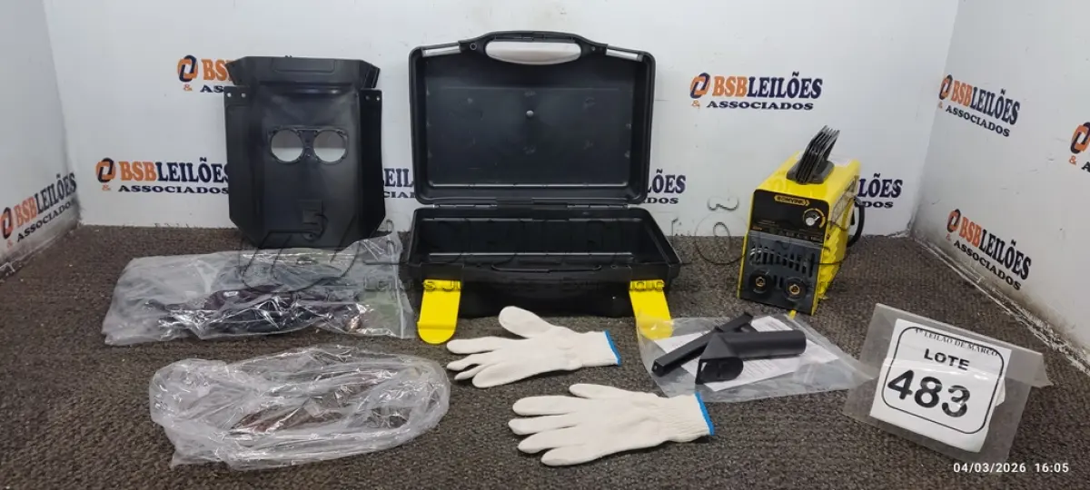 LOTE 483 - 01 MÁQUINA DE SOLDA 220V COM MALETA E ACESSÓRIOS MÁSCARA, LUVAS, ESCOVA, ALICATE DE SOLDA E GRAMPO DE ATERRAMENTO (PRODUTO NOVO). (NO ESTADO) ATENÇÃO! FAZER A VISITAÇÃO ANTES DE ARREMATAR, NÃO SABEMOS SE FUNCIONA, LEILÃO NÃO TEM GARANTIA E NEM DEVOLUÇÃO, SUJEITO A POSSÍVEIS AVARIAS VISÍVEIS/OCULTAS E/OU AUSÊNCIA DE COMPONENTES.