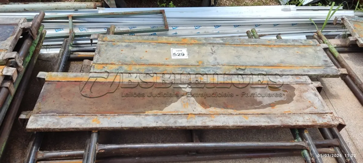 LOTE 529 - 02 PEÇAS DE ANDAIME DE 1X1,5M, 02 PEÇAS DE ANDAIME DE 1X1M E 02 PISOS METÁLICOS DE 1,5M. (NO ESTADO) ATENÇÃO! FAZER A VISITAÇÃO ANTES DE ARREMATAR, NÃO SABEMOS SE FUNCIONA, LEILÃO NÃO TEM GARANTIA E NEM DEVOLUÇÃO, SUJEITO A POSSÍVEIS AVARIAS VISÍVEIS/OCULTAS E/OU AUSÊNCIA DE COMPONENTES.