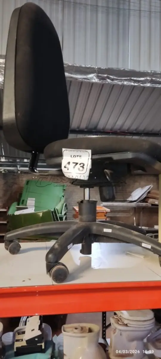LOTE 473 - 01 CADEIRA DE ESCRITÓRIO GIRATÓRIA NA COR PRETA. (NO ESTADO) ATENÇÃO! FAZER A VISITAÇÃO ANTES DE ARREMATAR, NÃO SABEMOS SE FUNCIONA, LEILÃO NÃO TEM GARANTIA E NEM DEVOLUÇÃO, SUJEITO A POSSÍVEIS AVARIAS VISÍVEIS/OCULTAS E/OU AUSÊNCIA DE COMPONENTES.