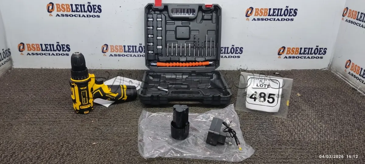 LOTE 485 - 01 PARAFUSADEIRA COM 02 BATERIAS BITS ACESSÓRIOS E MALETA (PRODUTO NOVO). (NO ESTADO) ATENÇÃO! FAZER A VISITAÇÃO ANTES DE ARREMATAR, NÃO SABEMOS SE FUNCIONA, LEILÃO NÃO TEM GARANTIA E NEM DEVOLUÇÃO, SUJEITO A POSSÍVEIS AVARIAS VISÍVEIS/OCULTAS E/OU AUSÊNCIA DE COMPONENTES.