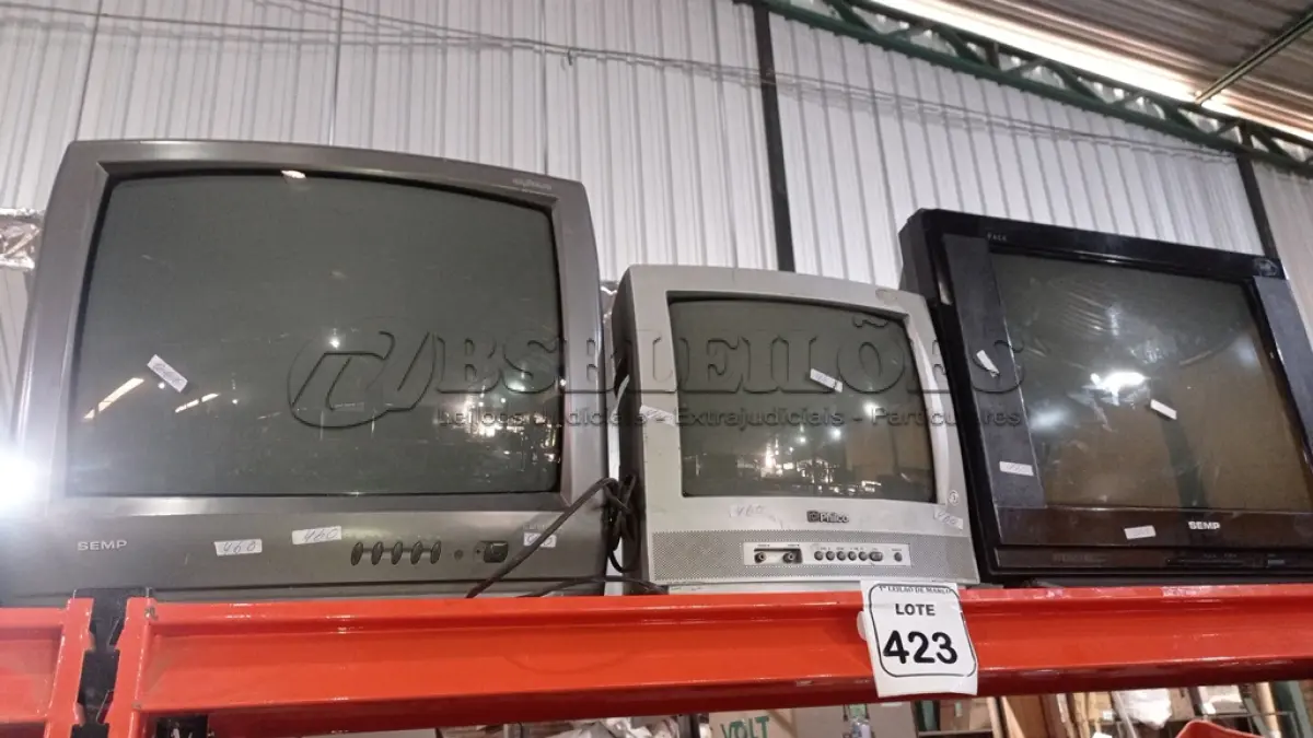 LOTE 423 - 03 TVS DE TUBO MARCA SEMP E 01 TV DE TUBO MARCA PHILCO. (NO ESTADO) ATENÇÃO! FAZER A VISITAÇÃO ANTES DE ARREMATAR, NÃO SABEMOS SE FUNCIONA, LEILÃO NÃO TEM GARANTIA E NEM DEVOLUÇÃO, SUJEITO A POSSÍVEIS AVARIAS VISÍVEIS/OCULTAS E/OU AUSÊNCIA DE COMPONENTES.
