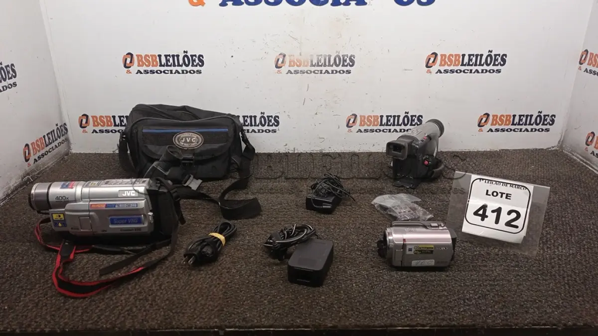 LOTE 412 - 03 FILMADORAS MARCAS JVC, PANASONIC E SONY. (NO ESTADO) ATENÇÃO! FAZER A VISITAÇÃO ANTES DE ARREMATAR, NÃO SABEMOS SE FUNCIONA, LEILÃO NÃO TEM GARANTIA E NEM DEVOLUÇÃO, SUJEITO A POSSÍVEIS AVARIAS VISÍVEIS/OCULTAS E/OU AUSÊNCIA DE COMPONENTES.