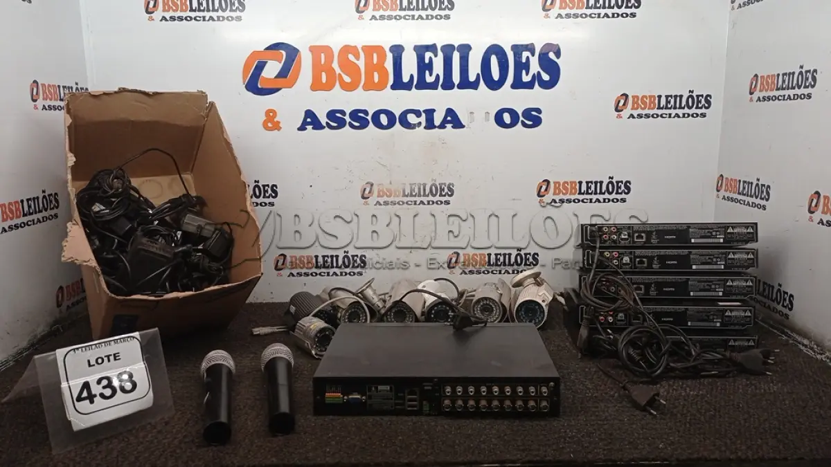 LOTE 438 - 05 APARELHOS BLU-RAY E 01 CAIXA COM VÁRIAS FONTES DE NOTEBOOK, 01 DVR, 02 MICROFONES E VÁRIAS CÂMERAS DE SEGURANÇA DE MARCA E MODELOS DIVERSOS. (NO ESTADO) ATENÇÃO! FAZER A VISITAÇÃO ANTES DE ARREMATAR, NÃO SABEMOS SE FUNCIONA, LEILÃO NÃO TEM GARANTIA E NEM DEVOLUÇÃO, SUJEITO A POSSÍVEIS AVARIAS VISÍVEIS/OCULTAS E/OU AUSÊNCIA DE COMPONENTES.