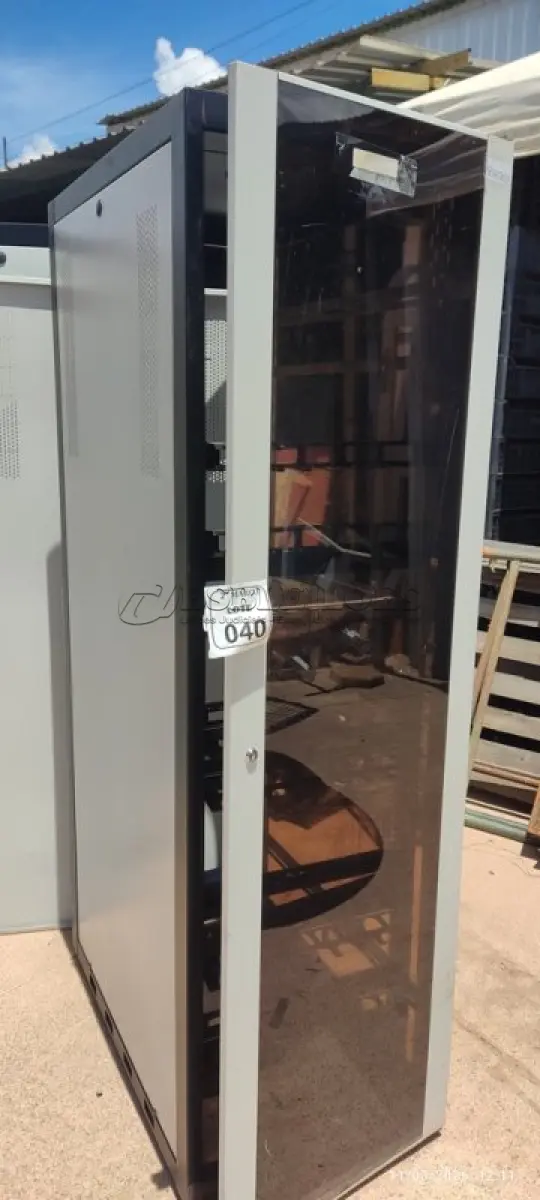 LOTE 040 - 01 RACK PARA SERVIDORES. (NO ESTADO) ATENÇÃO! FAZER A VISITAÇÃO ANTES DE ARREMATAR, NÃO SABEMOS SE FUNCIONA, LEILÃO NÃO TEM GARANTIA E NEM DEVOLUÇÃO, SUJEITO A POSSÍVEIS AVARIAS VISÍVEIS/OCULTAS E/OU AUSÊNCIA DE COMPONENTES.
