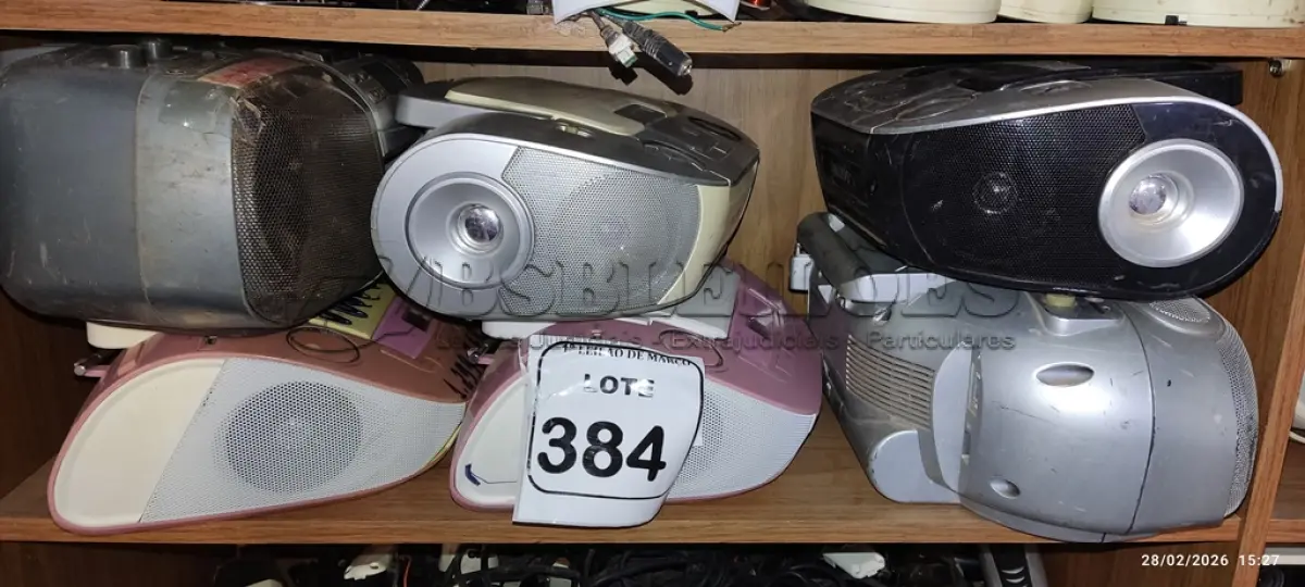 LOTE 384 - 06 APARELHOS DE SOM PORTÁTEIS DE MARCAS E MODELOS DIVERSOS. (NO ESTADO) ATENÇÃO! FAZER A VISITAÇÃO ANTES DE ARREMATAR, NÃO SABEMOS SE FUNCIONA, LEILÃO NÃO TEM GARANTIA E NEM DEVOLUÇÃO, SUJEITO A POSSÍVEIS AVARIAS VISÍVEIS/OCULTAS E/OU AUSÊNCIA DE COMPONENTES.