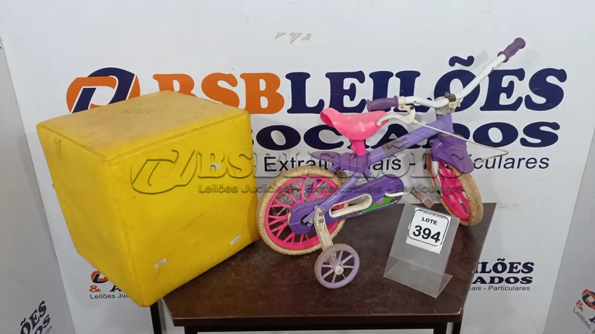 LOTE 394 - 01 BICICLETA INFANTIL E 01 PUFF NA COR AMARELA. (NO ESTADO) ATENÇÃO! FAZER A VISITAÇÃO ANTES DE ARREMATAR, NÃO SABEMOS SE FUNCIONA, LEILÃO NÃO TEM GARANTIA E NEM DEVOLUÇÃO, SUJEITO A POSSÍVEIS AVARIAS VISÍVEIS/OCULTAS E/OU AUSÊNCIA DE COMPONENTES.