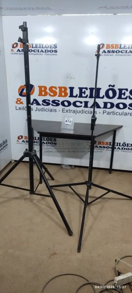 LOTE 472 - 02 TRIPÉS DE BANNER. (NO ESTADO) ATENÇÃO! FAZER A VISITAÇÃO ANTES DE ARREMATAR, NÃO SABEMOS SE FUNCIONA, LEILÃO NÃO TEM GARANTIA E NEM DEVOLUÇÃO, SUJEITO A POSSÍVEIS AVARIAS VISÍVEIS/OCULTAS E/OU AUSÊNCIA DE COMPONENTES.