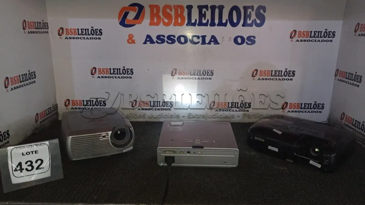 LOTE 432 - 03 PROJETORES MARCAS INFOCUS, EPSON E LG. (NO ESTADO) ATENÇÃO! FAZER A VISITAÇÃO ANTES DE ARREMATAR, NÃO SABEMOS SE FUNCIONA, LEILÃO NÃO TEM GARANTIA E NEM DEVOLUÇÃO, SUJEITO A POSSÍVEIS AVARIAS VISÍVEIS/OCULTAS E/OU AUSÊNCIA DE COMPONENTES.