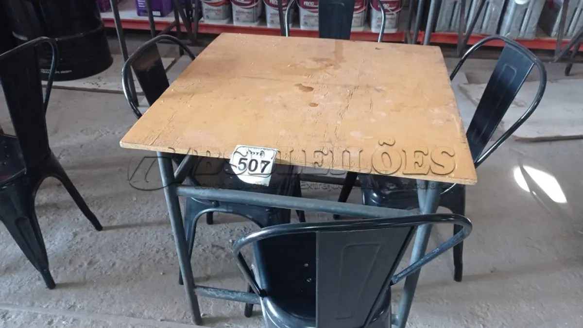 LOTE 507 - 01 MESA DE FERRO COM TAMPO EM MADEIRA E 04 CADEIRAS DE FERRO. (NO ESTADO) ATENÇÃO! FAZER A VISITAÇÃO ANTES DE ARREMATAR, NÃO SABEMOS SE FUNCIONA, LEILÃO NÃO TEM GARANTIA E NEM DEVOLUÇÃO, SUJEITO A POSSÍVEIS AVARIAS VISÍVEIS/OCULTAS E/OU AUSÊNCIA DE COMPONENTES.