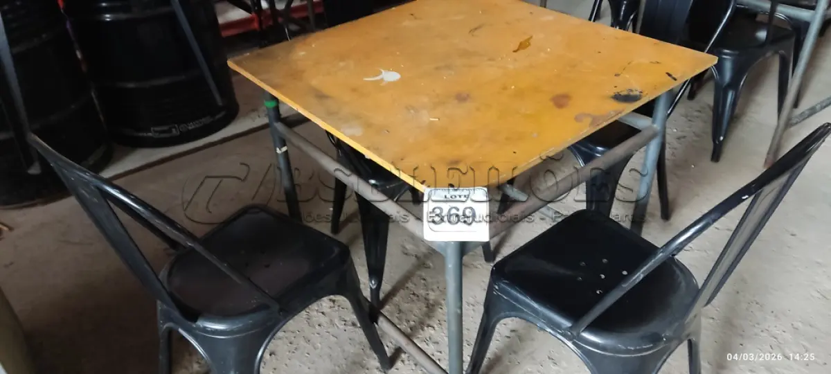 LOTE 369 - 01 MESA DE FERRO COM TAMPO EM MADEIRA E 04 CADEIRAS DE FERRO (NO ESTADO) ATENÇÃO! FAZER A VISITAÇÃO ANTES DE ARREMATAR, NÃO SABEMOS SE FUNCIONA, LEILÃO NÃO TEM GARANTIA E NEM DEVOLUÇÃO, SUJEITO A POSSÍVEIS AVARIAS VISÍVEIS/OCULTAS E/OU AUSÊNCIA DE COMPONENTES. (NO ESTADO) ATENÇÃO! FAZER A VISITAÇÃO ANTES DE ARREMATAR, NÃO SABEMOS SE FUNCIONA, LEILÃO NÃO TEM GARANTIA E NEM DEVOLUÇÃO, SUJEITO A POSSÍVEIS AVARIAS VISÍVEIS/OCULTAS E/OU AUSÊNCIA DE COMPONENTES.