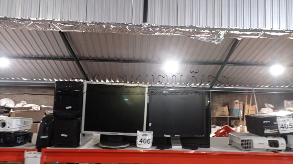 LOTE 406 - 01 ESTABILIZADOR, 01 CPU E VÁRIOS MONITORES DE MARCAS E MODELOS DIVERSOS. (NO ESTADO) ATENÇÃO! FAZER A VISITAÇÃO ANTES DE ARREMATAR, NÃO SABEMOS SE FUNCIONA, LEILÃO NÃO TEM GARANTIA E NEM DEVOLUÇÃO, SUJEITO A POSSÍVEIS AVARIAS VISÍVEIS/OCULTAS E/OU AUSÊNCIA DE COMPONENTES.