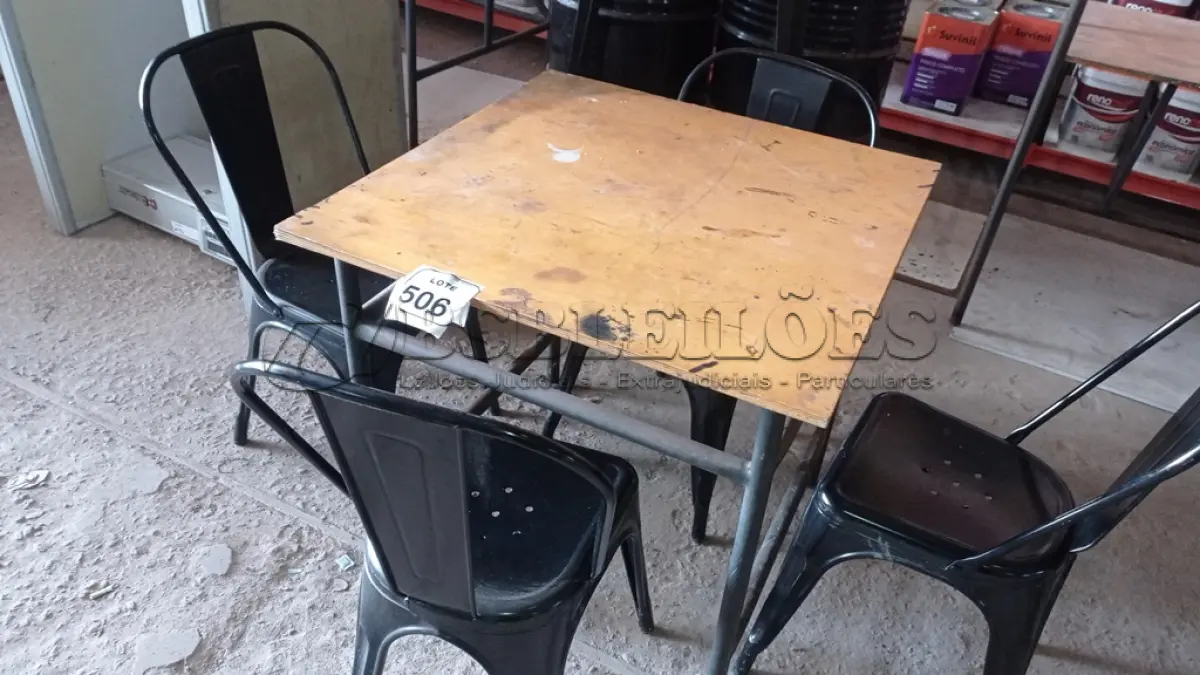 LOTE 506 - 01 MESA DE FERRO COM TAMPO EM MADEIRA E 04 CADEIRAS DE FERRO. (NO ESTADO) ATENÇÃO! FAZER A VISITAÇÃO ANTES DE ARREMATAR, NÃO SABEMOS SE FUNCIONA, LEILÃO NÃO TEM GARANTIA E NEM DEVOLUÇÃO, SUJEITO A POSSÍVEIS AVARIAS VISÍVEIS/OCULTAS E/OU AUSÊNCIA DE COMPONENTES.