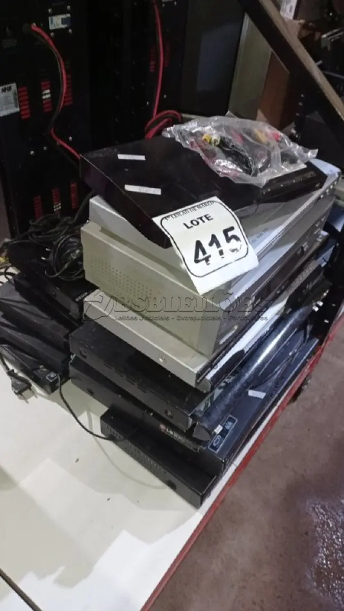 LOTE 415 - 01 LOTE COM VÁRIOS APARELHOS DE DVD DE MARCAS E MODELOS DIVERSOS. (NO ESTADO) ATENÇÃO! FAZER A VISITAÇÃO ANTES DE ARREMATAR, NÃO SABEMOS SE FUNCIONA, LEILÃO NÃO TEM GARANTIA E NEM DEVOLUÇÃO, SUJEITO A POSSÍVEIS AVARIAS VISÍVEIS/OCULTAS E/OU AUSÊNCIA DE COMPONENTES.