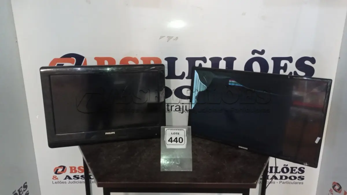 LOTE 440 - 01 TV LCD 26’’ MARCA PHILIPS E 01 TV 32’’ MARCA SAMSUNG. (NO ESTADO) ATENÇÃO! FAZER A VISITAÇÃO ANTES DE ARREMATAR, NÃO SABEMOS SE FUNCIONA, LEILÃO NÃO TEM GARANTIA E NEM DEVOLUÇÃO, SUJEITO A POSSÍVEIS AVARIAS VISÍVEIS/OCULTAS E/OU AUSÊNCIA DE COMPONENTES.