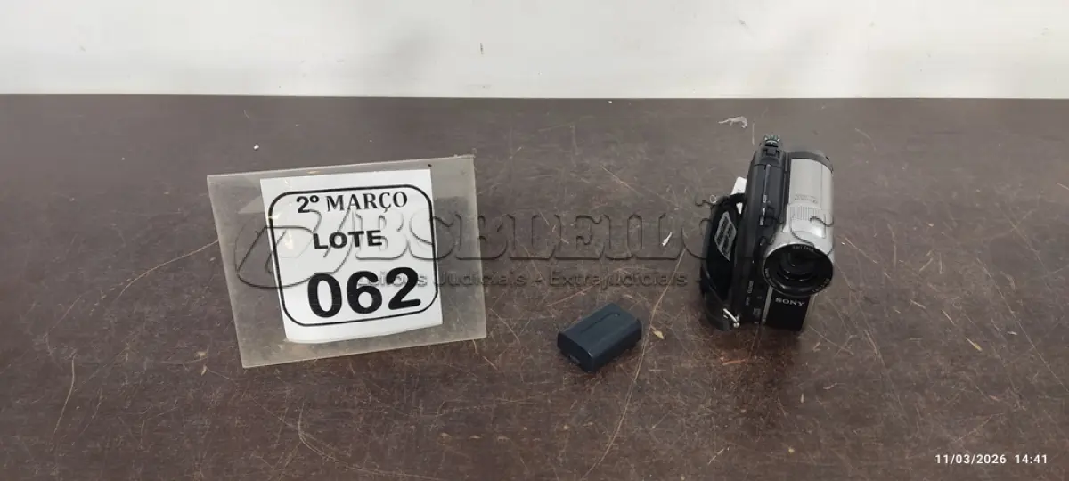 LOTE 062 - 01 FILMADORA MODELO HANDYCAM MARCA SONY. (NO ESTADO) ATENÇÃO! FAZER A VISITAÇÃO ANTES DE ARREMATAR, NÃO SABEMOS SE FUNCIONA, LEILÃO NÃO TEM GARANTIA E NEM DEVOLUÇÃO, SUJEITO A POSSÍVEIS AVARIAS VISÍVEIS/OCULTAS E/OU AUSÊNCIA DE COMPONENTES.