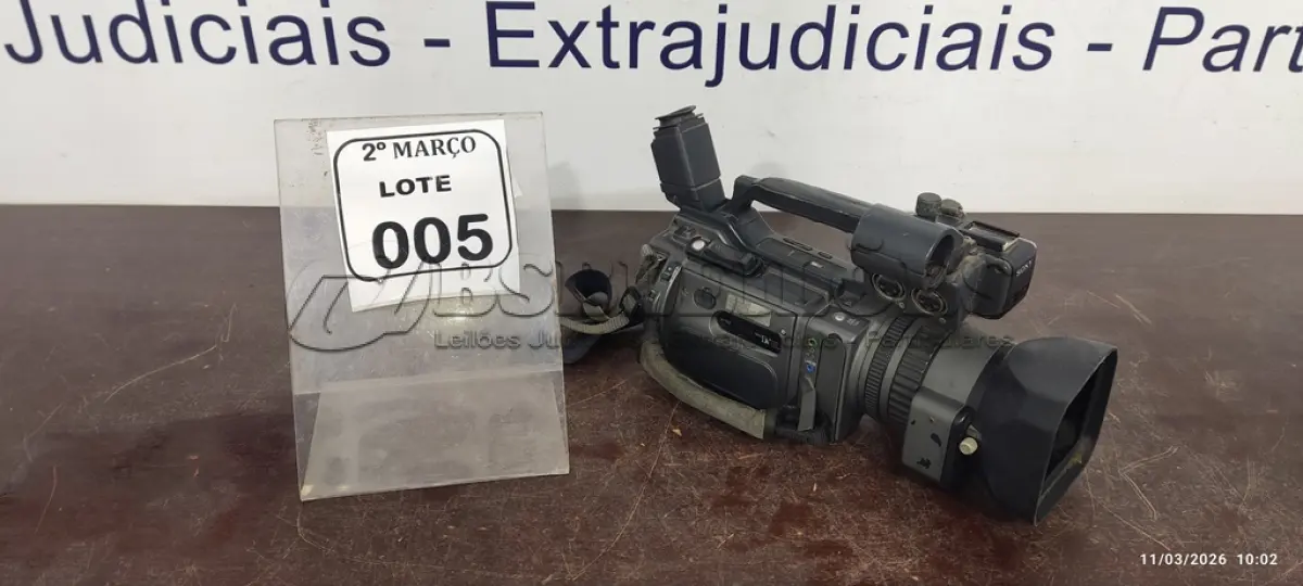 LOTE 005 - 01 FILMADORA MODELO DSR-PD150 MARCA SONY. (NO ESTADO) ATENÇÃO! FAZER A VISITAÇÃO ANTES DE ARREMATAR, NÃO SABEMOS SE FUNCIONA, LEILÃO NÃO TEM GARANTIA E NEM DEVOLUÇÃO, SUJEITO A POSSÍVEIS AVARIAS VISÍVEIS/OCULTAS E/OU AUSÊNCIA DE COMPONENTES.