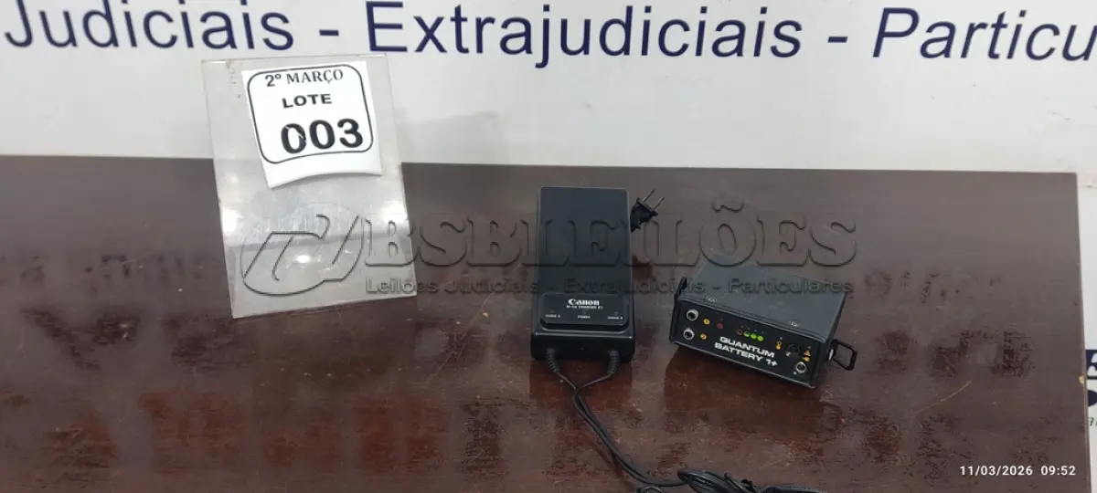 LOTE 003 - 01 BATERIA EXTERNA PORTATIL PARA FLASHES DE CÂMERAS FOTOGRÁFICAS MARCA QUANTUM BATTERY 1+. (NO ESTADO) ATENÇÃO! FAZER A VISITAÇÃO ANTES DE ARREMATAR, NÃO SABEMOS SE FUNCIONA, LEILÃO NÃO TEM GARANTIA E NEM DEVOLUÇÃO, SUJEITO A POSSÍVEIS AVARIAS VISÍVEIS/OCULTAS E/OU AUSÊNCIA DE COMPONENTES.
