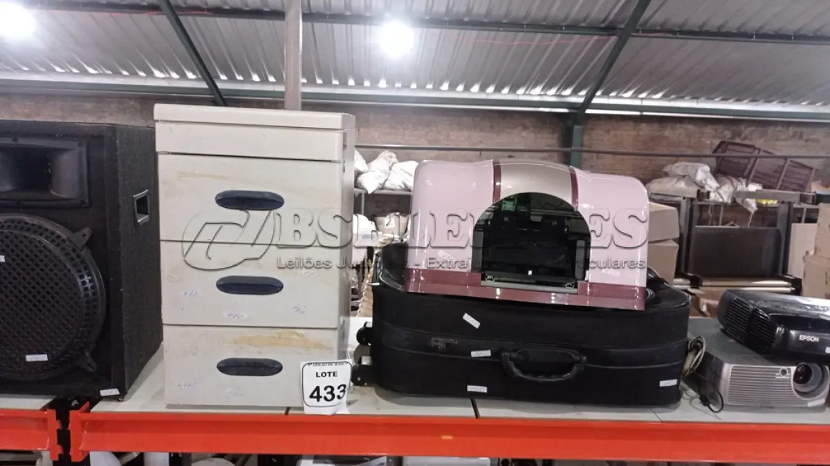 LOTE 433 - 01 MÁQUINA DE SECAGEM DE UNHA, 01 MALA DE VIAGEM E 01 GAVETEIRO ORGANIZADOR DE FERRO. (NO ESTADO) ATENÇÃO! FAZER A VISITAÇÃO ANTES DE ARREMATAR, NÃO SABEMOS SE FUNCIONA, LEILÃO NÃO TEM GARANTIA E NEM DEVOLUÇÃO, SUJEITO A POSSÍVEIS AVARIAS VISÍVEIS/OCULTAS E/OU AUSÊNCIA DE COMPONENTES.