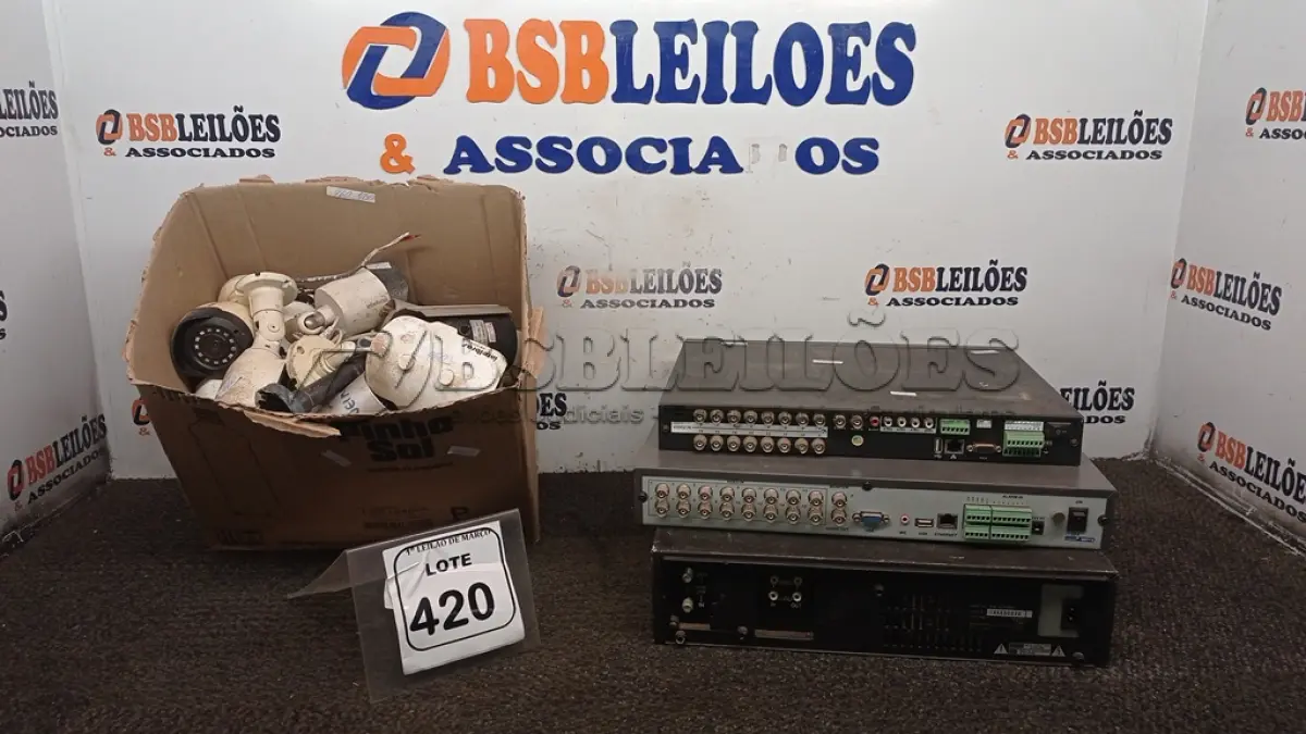 LOTE 420 - 01 APARELHO DE VÍDEO CASSETE, 02 APARELHOS DVR E 01 CIXA COM VÁRIAS CÂMERAS DE MONITORAMENTO DE MARCAS E MODELOS DIVERSOS. (NO ESTADO) ATENÇÃO! FAZER A VISITAÇÃO ANTES DE ARREMATAR, NÃO SABEMOS SE FUNCIONA, LEILÃO NÃO TEM GARANTIA E NEM DEVOLUÇÃO, SUJEITO A POSSÍVEIS AVARIAS VISÍVEIS/OCULTAS E/OU AUSÊNCIA DE COMPONENTES.