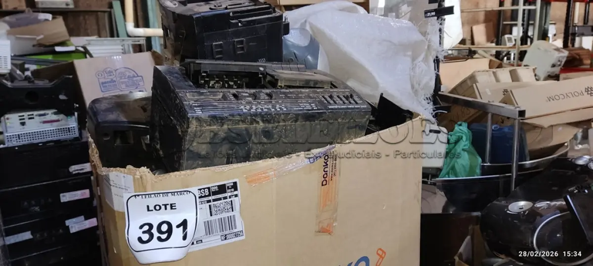 LOTE 391 - 01 CAIXA COM GRANDE QUANTIDADE DE APARELHOS DE SOM PARA RETIRADA DE PEÇAS. (NO ESTADO) ATENÇÃO! FAZER A VISITAÇÃO ANTES DE ARREMATAR, NÃO SABEMOS SE FUNCIONA, LEILÃO NÃO TEM GARANTIA E NEM DEVOLUÇÃO, SUJEITO A POSSÍVEIS AVARIAS VISÍVEIS/OCULTAS E/OU AUSÊNCIA DE COMPONENTES.