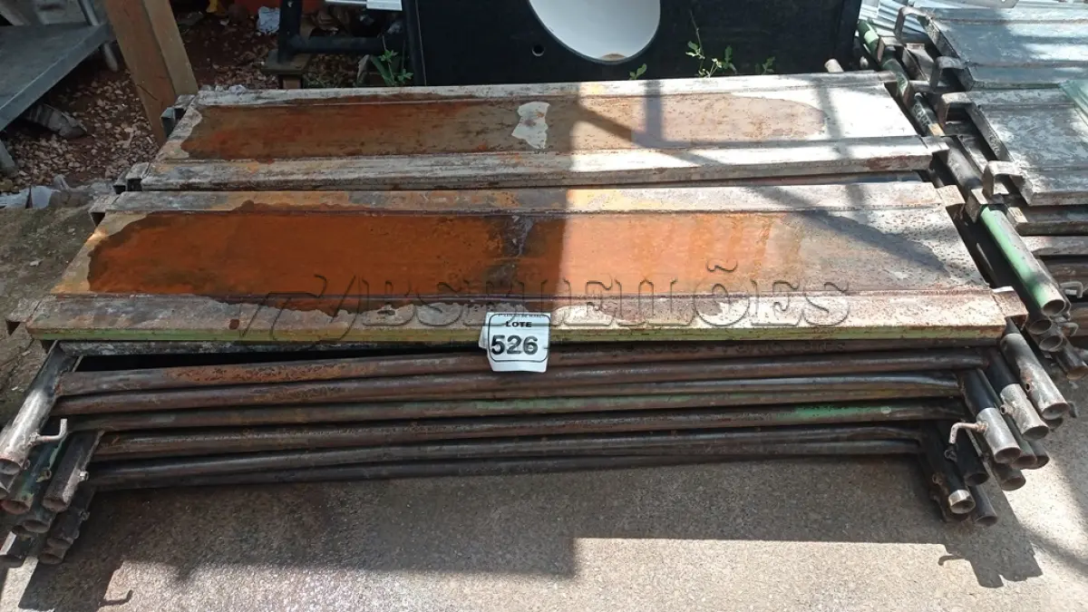 LOTE 526 - 10 PEÇAS DE ANDAIMES DE 1X1,5M E 04 PISOS METÁLICOS. (NO ESTADO) ATENÇÃO! FAZER A VISITAÇÃO ANTES DE ARREMATAR, NÃO SABEMOS SE FUNCIONA, LEILÃO NÃO TEM GARANTIA E NEM DEVOLUÇÃO, SUJEITO A POSSÍVEIS AVARIAS VISÍVEIS/OCULTAS E/OU AUSÊNCIA DE COMPONENTES.