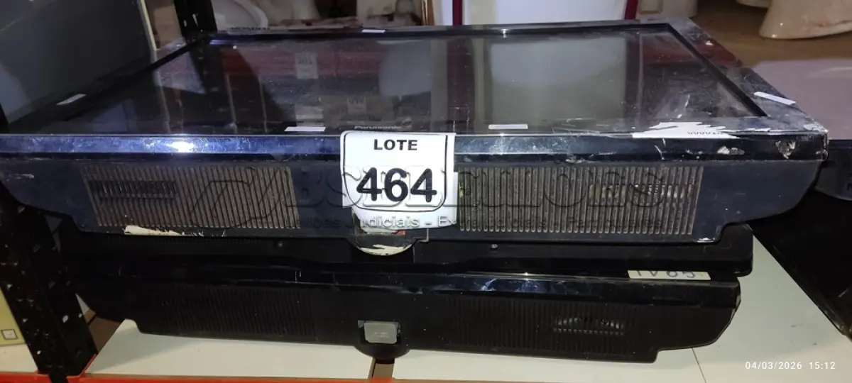 LOTE 464 - 03 TVS LCD TAMANHOS E MARCAS DIVERSAS. (NO ESTADO) ATENÇÃO! FAZER A VISITAÇÃO ANTES DE ARREMATAR, NÃO SABEMOS SE FUNCIONA, LEILÃO NÃO TEM GARANTIA E NEM DEVOLUÇÃO, SUJEITO A POSSÍVEIS AVARIAS VISÍVEIS/OCULTAS E/OU AUSÊNCIA DE COMPONENTES.