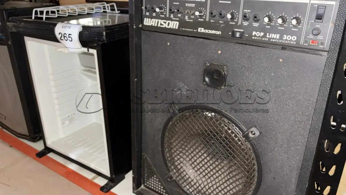LOTE 265 - 01 CAIXA DE SOM AMPLIFICADA MARCA CICLOTRON E 01 FRIGOBAR COM AVARIAS. (NO ESTADO) ATENÇÃO! FAZER A VISITAÇÃO ANTES DE ARREMATAR, NÃO SABEMOS SE FUNCIONA, LEILÃO NÃO TEM GARANTIA E NEM DEVOLUÇÃO, SUJEITO A POSSÍVEIS AVARIAS VISÍVEIS/OCULTAS E/OU AUSÊNCIA DE COMPONENTES.