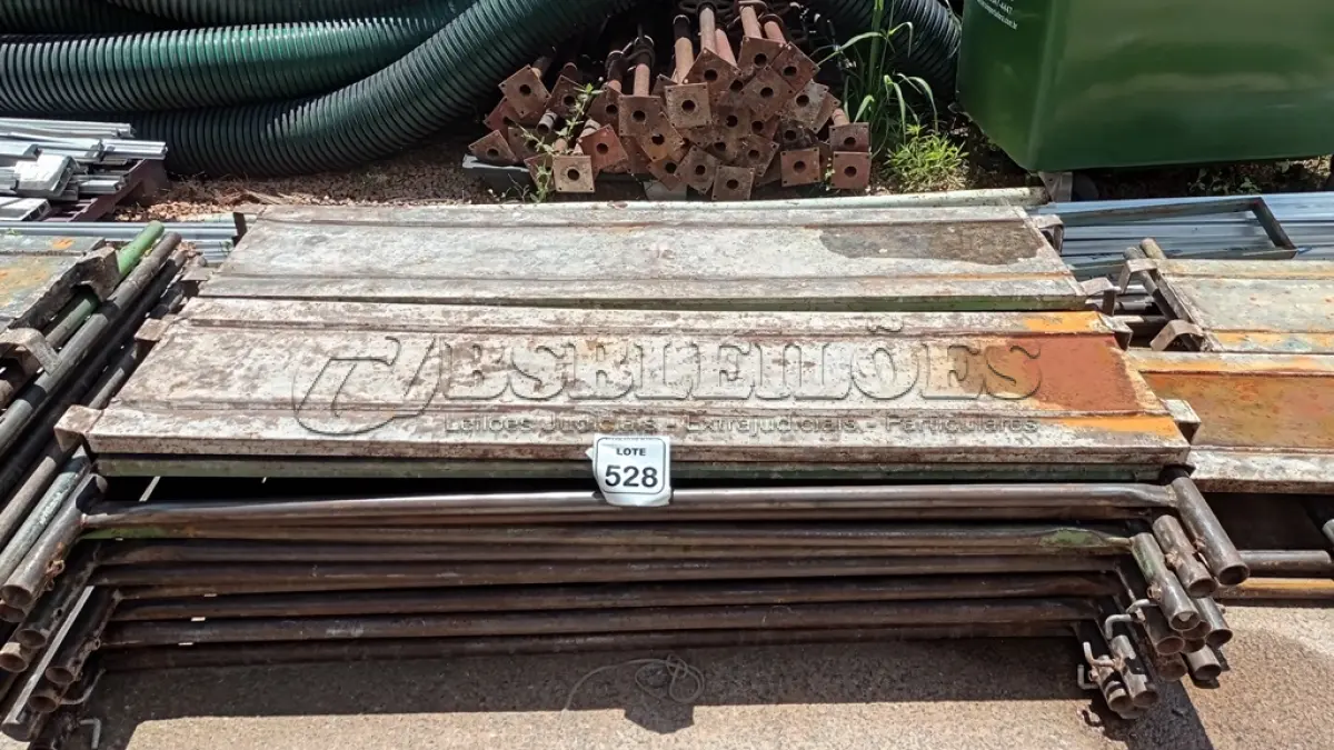 LOTE 528 - 10 PEÇAS DE ANDAIMES DE 1X1,5M E 04 PISOS METÁLICOS. (NO ESTADO) ATENÇÃO! FAZER A VISITAÇÃO ANTES DE ARREMATAR, NÃO SABEMOS SE FUNCIONA, LEILÃO NÃO TEM GARANTIA E NEM DEVOLUÇÃO, SUJEITO A POSSÍVEIS AVARIAS VISÍVEIS/OCULTAS E/OU AUSÊNCIA DE COMPONENTES.