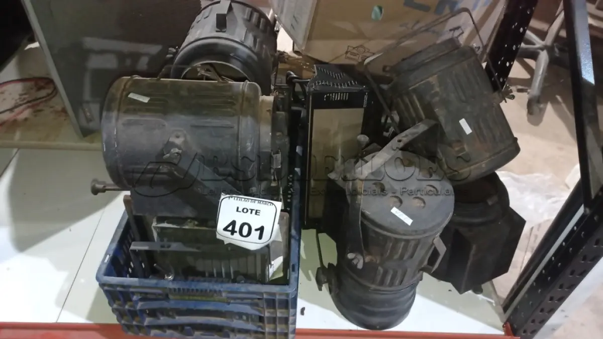 LOTE 401 - 01 LOTE COM VÁRIOS CANHÕES DE LUZ E REFLETORES PARA RETIRADA DE PEÇAS. (NO ESTADO) ATENÇÃO! FAZER A VISITAÇÃO ANTES DE ARREMATAR, NÃO SABEMOS SE FUNCIONA, LEILÃO NÃO TEM GARANTIA E NEM DEVOLUÇÃO, SUJEITO A POSSÍVEIS AVARIAS VISÍVEIS/OCULTAS E/OU AUSÊNCIA DE COMPONENTES.