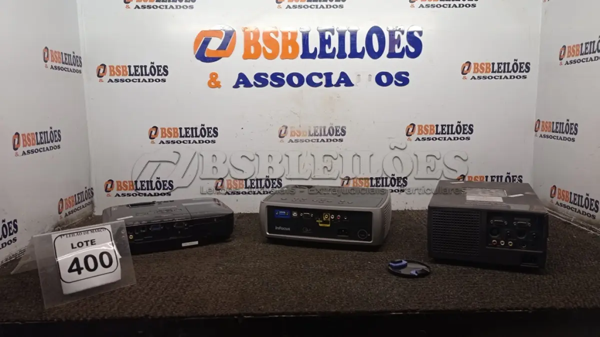 LOTE 400 - 03 PROJETORES MARCAS INFOCUS, SANYO E EPSON. (NO ESTADO) ATENÇÃO! FAZER A VISITAÇÃO ANTES DE ARREMATAR, NÃO SABEMOS SE FUNCIONA, LEILÃO NÃO TEM GARANTIA E NEM DEVOLUÇÃO, SUJEITO A POSSÍVEIS AVARIAS VISÍVEIS/OCULTAS E/OU AUSÊNCIA DE COMPONENTES.