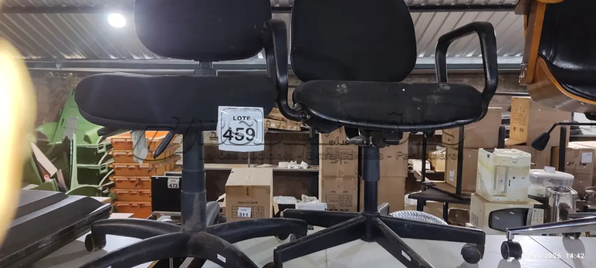 LOTE 459 - 02 CADEIRAS DE ESCRITÓRIO GIRATÓRIAS NA COR PRETA. (NO ESTADO) ATENÇÃO! FAZER A VISITAÇÃO ANTES DE ARREMATAR, NÃO SABEMOS SE FUNCIONA, LEILÃO NÃO TEM GARANTIA E NEM DEVOLUÇÃO, SUJEITO A POSSÍVEIS AVARIAS VISÍVEIS/OCULTAS E/OU AUSÊNCIA DE COMPONENTES.