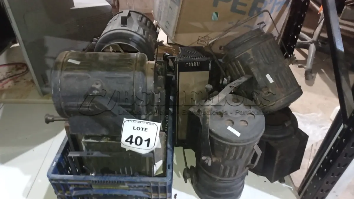 LOTE 401 - 01 LOTE COM VÁRIOS CANHÕES DE LUZ E REFLETORES PARA RETIRADA DE PEÇAS. (NO ESTADO) ATENÇÃO! FAZER A VISITAÇÃO ANTES DE ARREMATAR, NÃO SABEMOS SE FUNCIONA, LEILÃO NÃO TEM GARANTIA E NEM DEVOLUÇÃO, SUJEITO A POSSÍVEIS AVARIAS VISÍVEIS/OCULTAS E/OU AUSÊNCIA DE COMPONENTES.