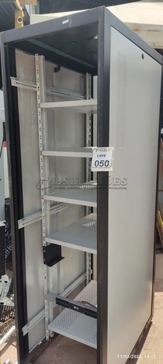 LOTE 050 - 01 RACK PARA SERVIDORES. (NO ESTADO) ATENÇÃO! FAZER A VISITAÇÃO ANTES DE ARREMATAR, NÃO SABEMOS SE FUNCIONA, LEILÃO NÃO TEM GARANTIA E NEM DEVOLUÇÃO, SUJEITO A POSSÍVEIS AVARIAS VISÍVEIS/OCULTAS E/OU AUSÊNCIA DE COMPONENTES.