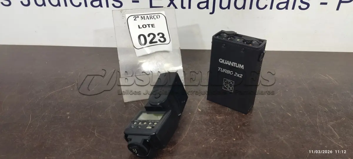 LOTE 023 - 01 FLASH DE CÂMERA MARCA CANON E 01 BATERIA EXTERNA PARA FLASHES DE CÂMERAS MARCA QUANTUM TURBO 2X2. (NO ESTADO) ATENÇÃO! FAZER A VISITAÇÃO ANTES DE ARREMATAR, NÃO SABEMOS SE FUNCIONA, LEILÃO NÃO TEM GARANTIA E NEM DEVOLUÇÃO, SUJEITO A POSSÍVEIS AVARIAS VISÍVEIS/OCULTAS E/OU AUSÊNCIA DE COMPONENTES.