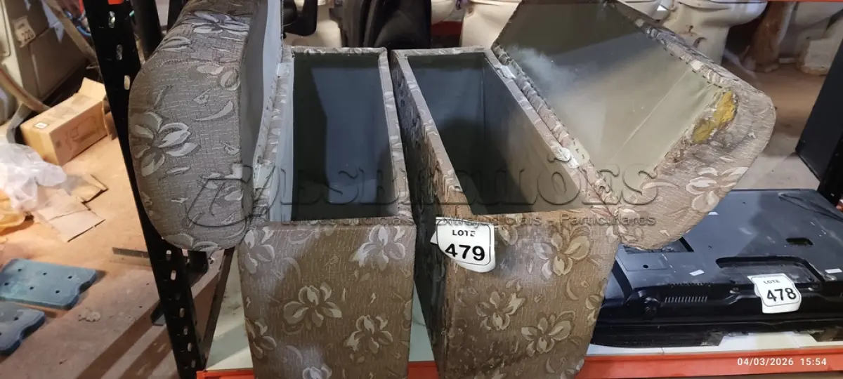 LOTE 479 - 02 BAÚS ALMOFADADO. (NO ESTADO) ATENÇÃO! FAZER A VISITAÇÃO ANTES DE ARREMATAR, NÃO SABEMOS SE FUNCIONA, LEILÃO NÃO TEM GARANTIA E NEM DEVOLUÇÃO, SUJEITO A POSSÍVEIS AVARIAS VISÍVEIS/OCULTAS E/OU AUSÊNCIA DE COMPONENTES.