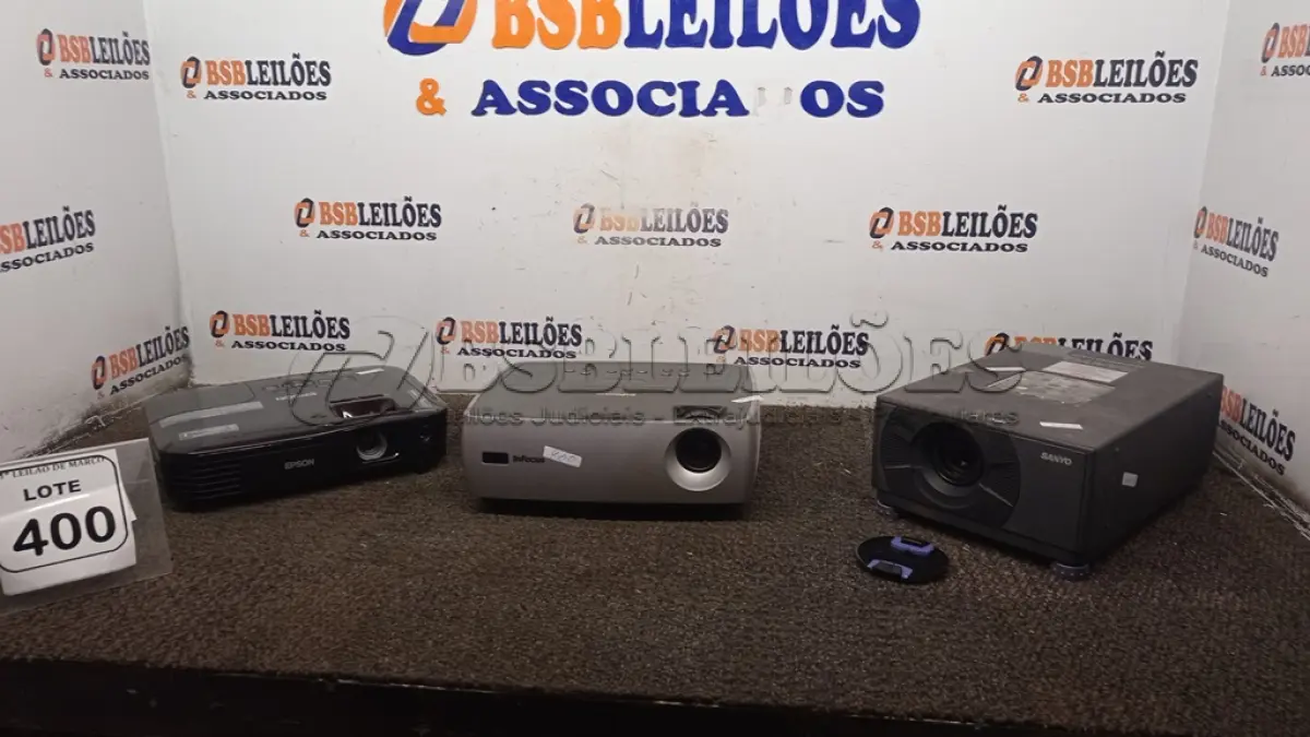 LOTE 400 - 03 PROJETORES MARCAS INFOCUS, SANYO E EPSON. (NO ESTADO) ATENÇÃO! FAZER A VISITAÇÃO ANTES DE ARREMATAR, NÃO SABEMOS SE FUNCIONA, LEILÃO NÃO TEM GARANTIA E NEM DEVOLUÇÃO, SUJEITO A POSSÍVEIS AVARIAS VISÍVEIS/OCULTAS E/OU AUSÊNCIA DE COMPONENTES.